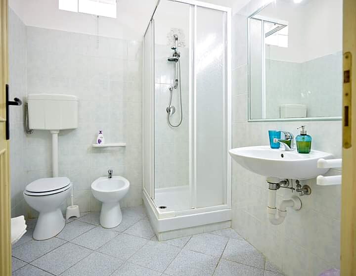 Bagno bianco con doccia