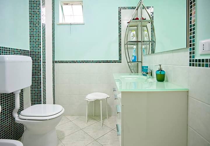 Bagno verde acqua con mosaico